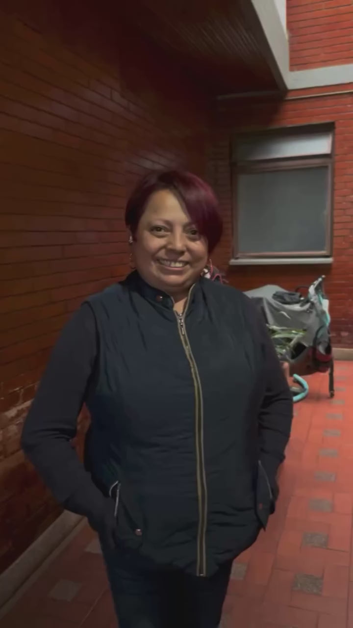 Cargar video: Nos encantó este impermeable 😍. De verdad es muy bueno, se nota la calidad desde que lo sacas del empaque.Mi perrito se siente súper cómodo, corre, juega y no se moja nada ☔💛.Además, la tela es ligera, no le incomoda para nada y le queda perfecto.Yo estoy feliz con la compra, y mi mamá también quedó encantada 🥰 — hasta me dijo que ojalá todos los perritos tuvieran uno así, porque de verdad vale la pena.¡Súper recomendado! 🐾💧